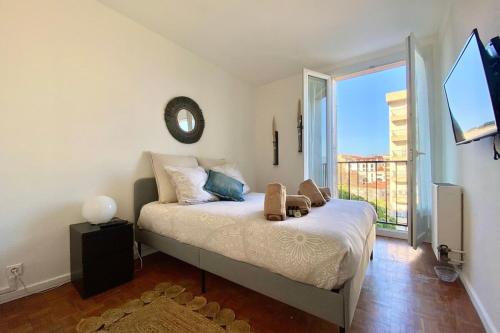 una camera con un letto e una grande finestra di Superbe T3 idéalement situé avec Vue Mer ad Ajaccio