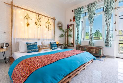 - une grande chambre dotée d'un grand lit avec des draps bleus dans l'établissement The Himaal, Bir - Boutique Homestay, à Bir