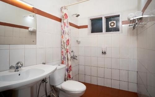 ein Badezimmer mit Toilette und Waschbecken in der Unterkunft Blue Bells Resort By Maat Hotels in Munnar