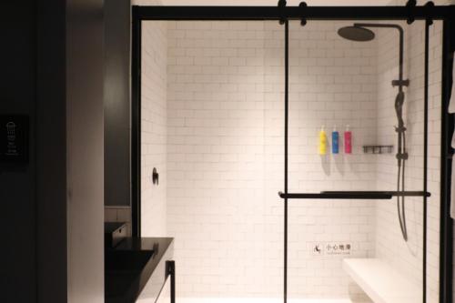 Bilik mandi di Moxy Shenzhen North Station