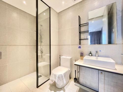 Ένα μπάνιο στο Modern 2B2B apt near Mid Valley - Wifi - Infinity Pool - Gym