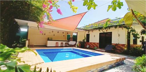 een zwembad in de achtertuin van een huis bij MaClare Resort in Imus