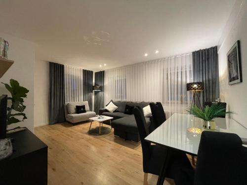 salon z kanapą i stołem w obiekcie Appartements Slishani 2 w mieście Sankt Michael im Lungau