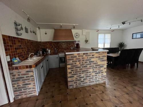 une cuisine avec un évier et un plan de travail dans l'établissement Gîte la Villemain, à Saint-Broladre