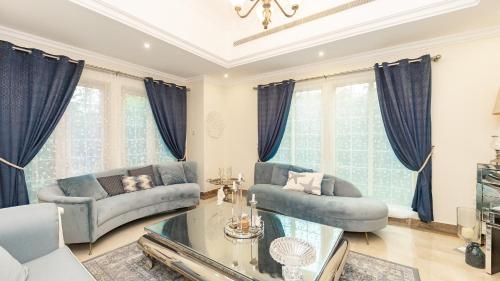Posezení v ubytování Luxurious 4BR Villa with pool in Jumeirah Islands by Tanami Holiday Homes
