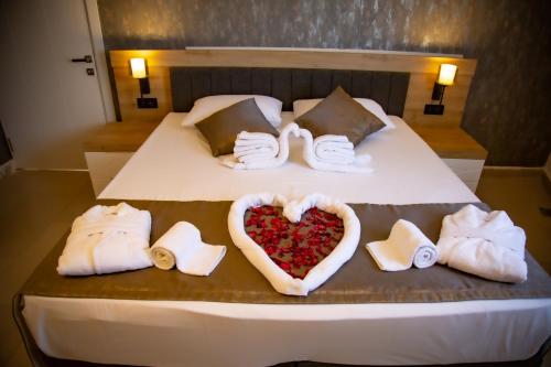 ein Bett mit einem Herz aus Handtüchern in der Unterkunft Bloomtalya Hotel in Antalya