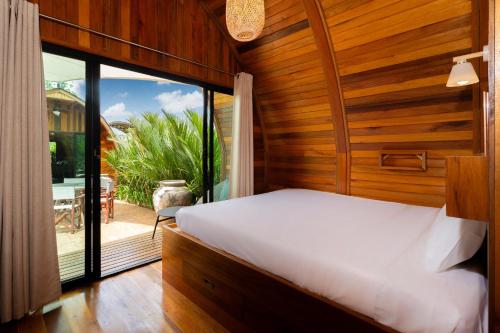 Ban Pak LakにあるNew 3BR Chalet-Style Villa Pasak Paradise 3, Private Pool, 10min grive to Laguna Phuketのベッドルーム1室(ベッド1台、大きな窓付)