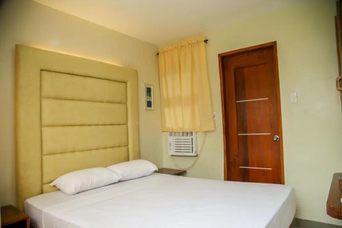 Кровать или кровати в номере Alejandro's Suites & Venue