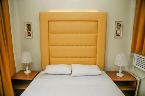 Кровать или кровати в номере Alejandro's Suites & Venue