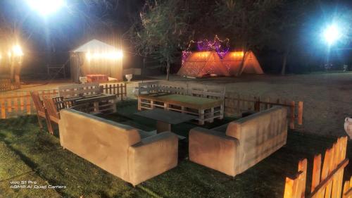 ein Picknicktisch und ein Zelt in der Nacht in der Unterkunft ONE 7 FARM (DESI PARADISE FARM ) in Dubai