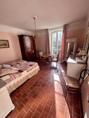 アントレーグ・シュル・ラ・ソルグにあるDomaine de Beauchampのベッドルーム1室(ベッド1台、テーブル、椅子付)