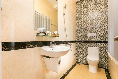 Kopalnica v nastanitvi Thanh Tuyền Hotel - 27 Đường số 17, Q. Bình Tân - by Bay Luxury