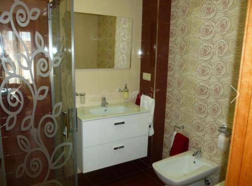 a bathroom with a sink and a mirror at Casa rural Puerta Villa in Villabrágima
