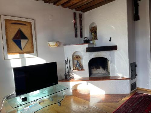 a living room with a fireplace and a tv at Select Apartment Top 13by Alpina in Piesendorf