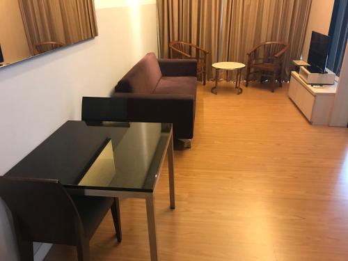 A seating area at Swiss Garden Residence 1 Bedroom Suite