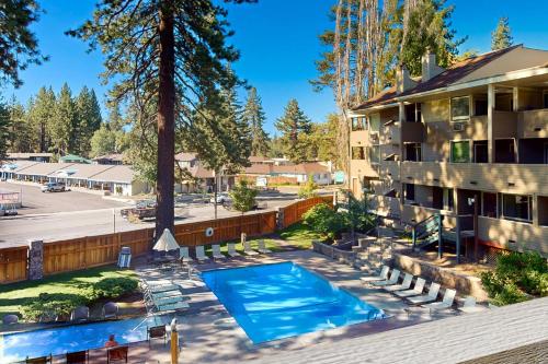 una imagen de una piscina frente a un edificio en Lakeland Village South Lake Tahoe, en South Lake Tahoe