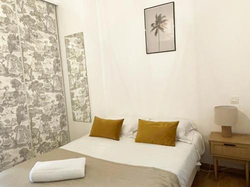 圖盧茲的住宿－Metz by Yumē，一间小卧室,配有一张带黄色枕头的床