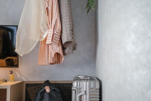 una toalla colgada en una pared junto a una maleta en 脈 -MYAKU PRIVATE SAUNA- en Fukuoka