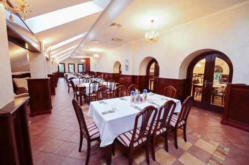 a dining room with a table and chairs at Conacul Domnesc in Suceava