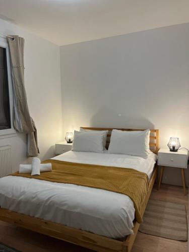 ein Schlafzimmer mit einem großen Bett mit weißen Kissen in der Unterkunft Maison Paisible à 15 min de Disneyland ! in Crégy-lès-Meaux
