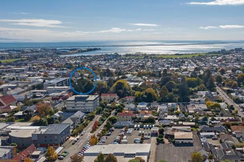 una vista aerea di una città con cerchio blu di Nelson City Centre Apartment 1 a Nelson