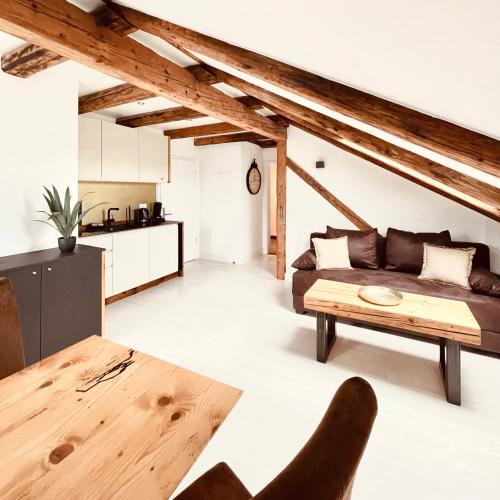 ein Wohnzimmer mit einem Sofa und einem Tisch in der Unterkunft Löwe Apartments in Oy-Mittelberg