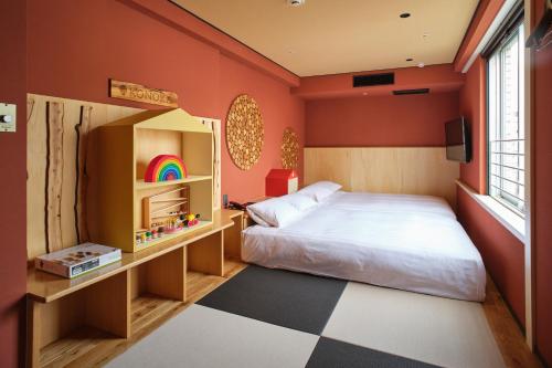 Rihga Hotel Zest Takamatsu في تاكاماتسو: غرفة نوم مع سرير ورف قوس قزح