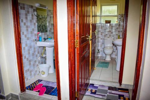 ein Badezimmer mit 2 WCs und einem Waschbecken in der Unterkunft Lakeside Homes 1 in Kisumu