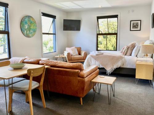 uma sala de estar com um sofá e uma cama em Nelson City Centre Apartment 1 em Nelson