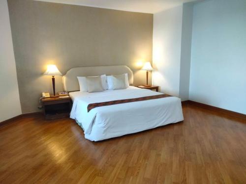 Ένα ή περισσότερα κρεβάτια σε δωμάτιο στο Thumrin Thana Hotel