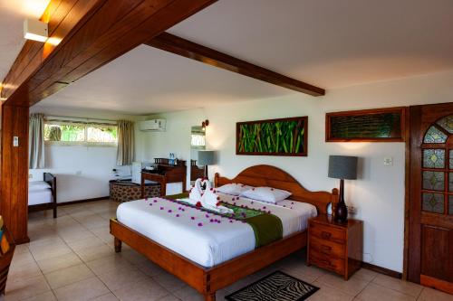 Un dormitorio con una cama grande en una habitación. en Chalets Cote Mer, en Baie Sainte Anne