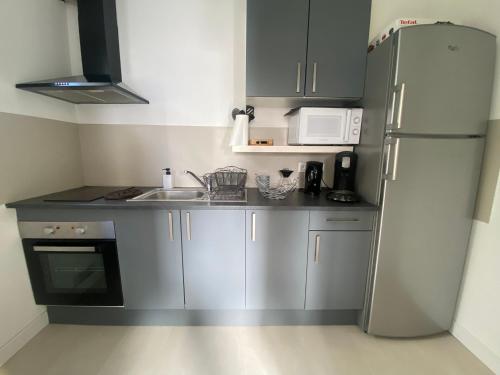 Dapur atau dapur kecil di Le Primaubois - 2 chambres & parking - Centre La Primaube