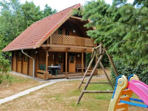 Kawasan permainan kanak-kanak di Ulmenhof Melfsen - Gemütliches Ferienhaus auf dem Bauernhof