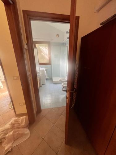 een hal van een badkamer met een toilet en een deur bij Villa Carmela in San Giovanni in Marignano