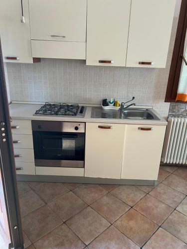 uma cozinha com um fogão e um lavatório em Villa Carmela em San Giovanni in Marignano