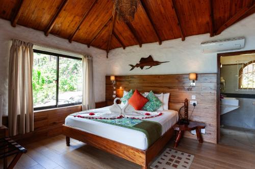 um quarto com uma cama num quarto em Colibri Hotel em Baie Sainte Anne