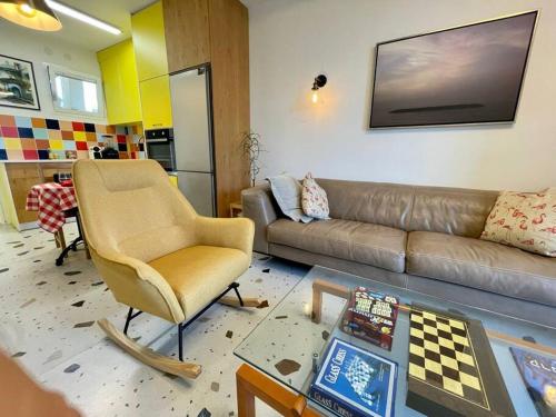 a living room with a couch and a chess board at נוף לים 3 חדרים בנאות גולף בקסריה עם בריכה וחדר כושר in Caesarea
