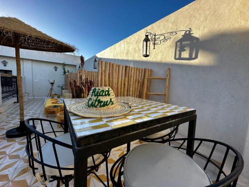 un tavolo con una torta sopra su un patio di Riad Citrus a Marrakech