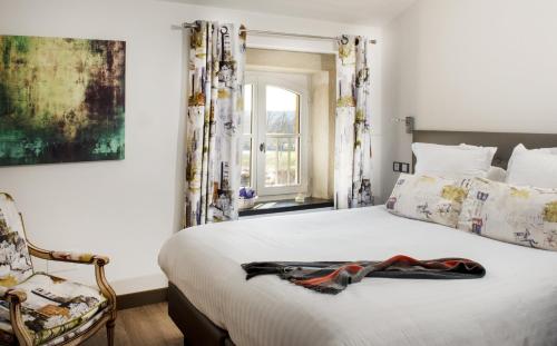 格里尼昂的住宿－La Ferme Chapouton - Teritoria，卧室配有床、椅子和窗户。