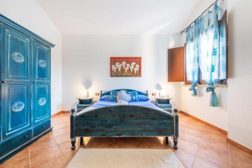 a bedroom with a blue bed and two blue cabinets at Casa Vacanze L'olivo in Olìa Speciosa