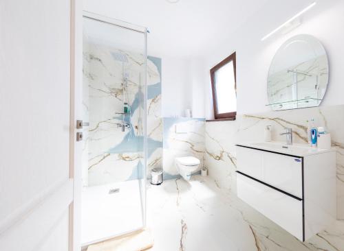 Casa cu Nuc GRILL&POOL في ألبا يوليا: حمام ابيض مع مرحاض ومغسلة