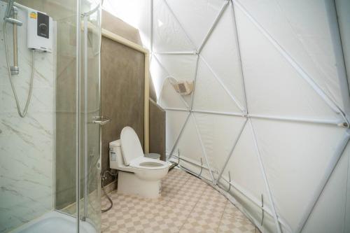 łazienka z toaletą i kabiną prysznicową w obiekcie Athena Glamping Khaoyai w mieście Pak Chong
