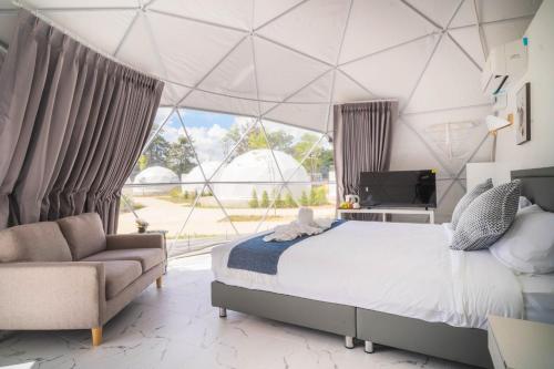 Postel nebo postele na pokoji v ubytování Athena Glamping Khaoyai