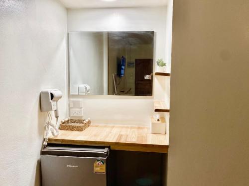 ein Bad mit einem Waschbecken und einem Spiegel in der Unterkunft The O room in Ko Larn