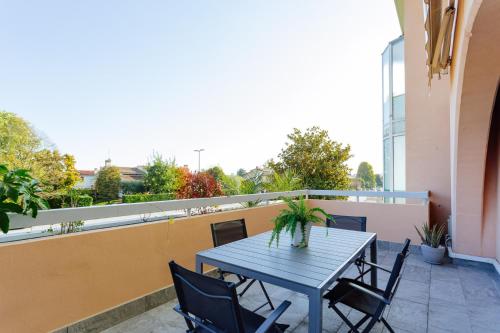 a patio with a table and chairs on a balcony at Yourbanflat Monte Rosso in Teolo