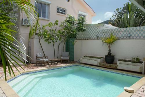 - une piscine dans l'arrière-cour d'une maison dans l'établissement Villa Les Oursins 130 m² - Piscine privée, à Les Trois-Îlets