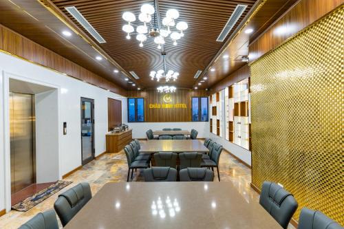 CM Hotel & Apartment في هاي فونج: قاعة اجتماعات فيها طاولات وكراسي