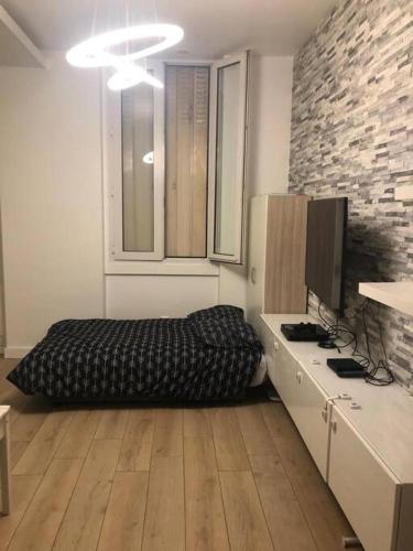 une chambre avec un lit et une télévision dans l'établissement Gobelins, à Paris