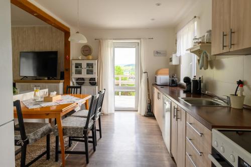 une cuisine avec une table en bois et une salle à manger dans l'établissement Kovářská vyhlídka, à Kovářská