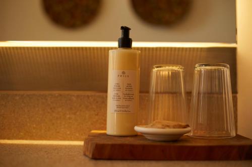 a bottle of soap and two cups on a counter at Finca Sestelrica in Artá